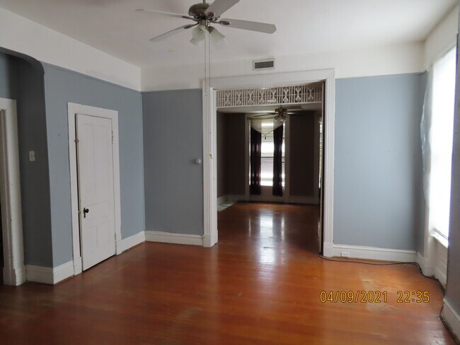 COMEDOR DE ARRIBA - 2026 E Adelaide Ave