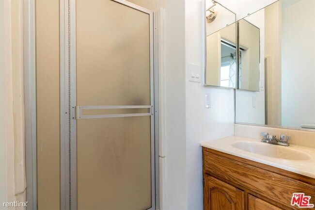 Building Photo - 2 br, 1.5 bath Condo - 1222 S Alfred St