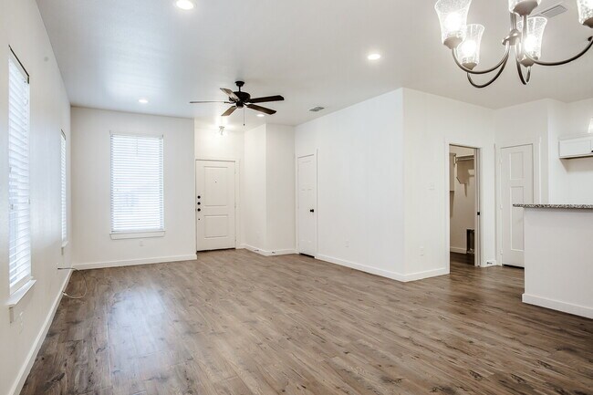 Building Photo - Modern Luxury, Effortless Living!