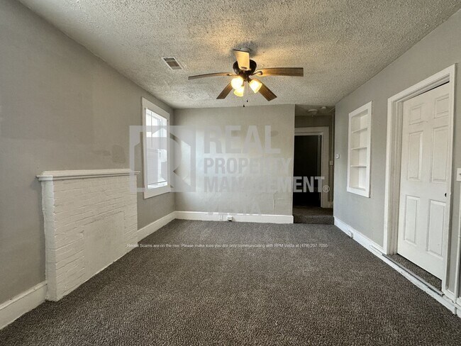 Foto del edificio - 1596 Burton Ave