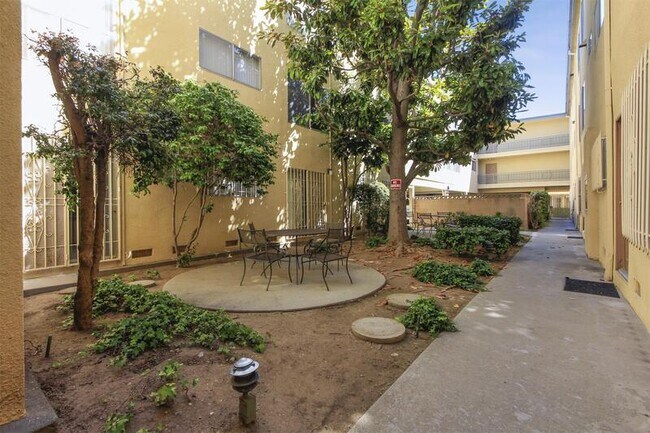 Foto del edificio - 12500 Culver Blvd