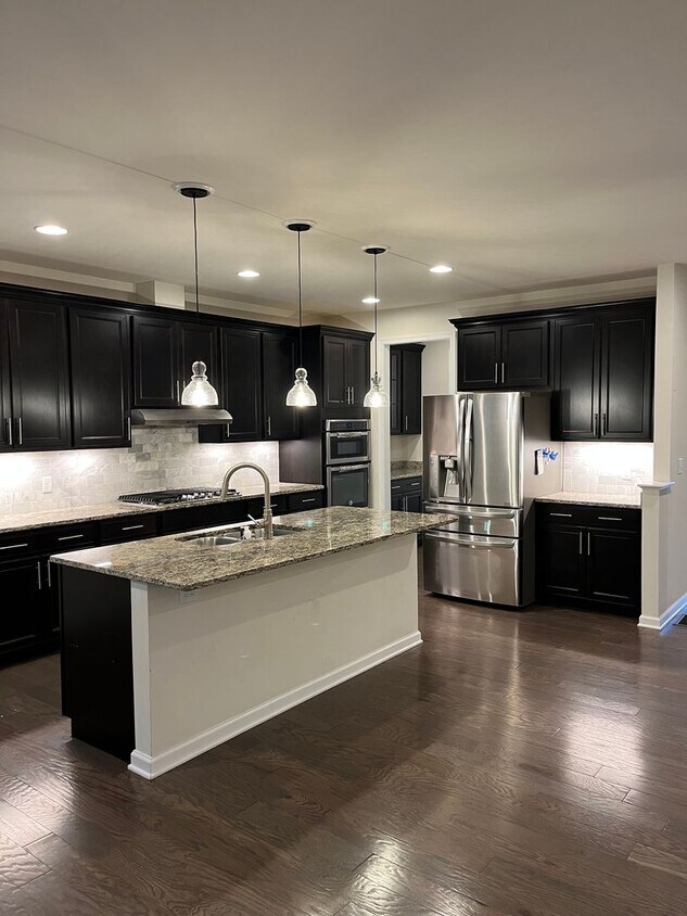 Foto principal - Large Executive 5 Br 3.5 Bath Home in Weym...