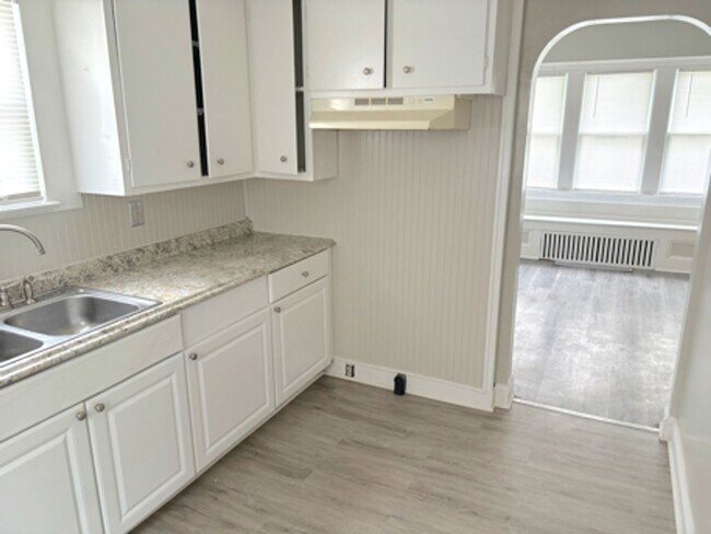 Building Photo - Nice 3 Bedroom, 1 Bathroom Home – Availabl...