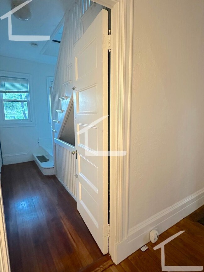 Building Photo - Charming 10 Bedroom