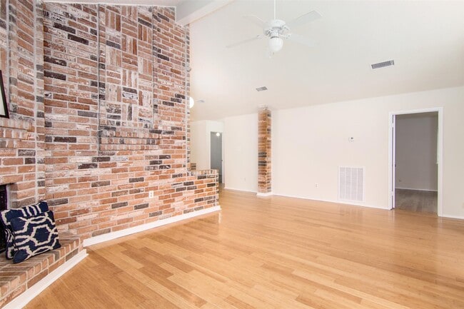 Building Photo - 4930 Shadowdale Dr