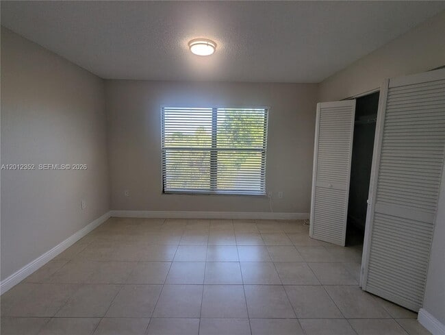 Building Photo - 1564 Lake Crystal Dr