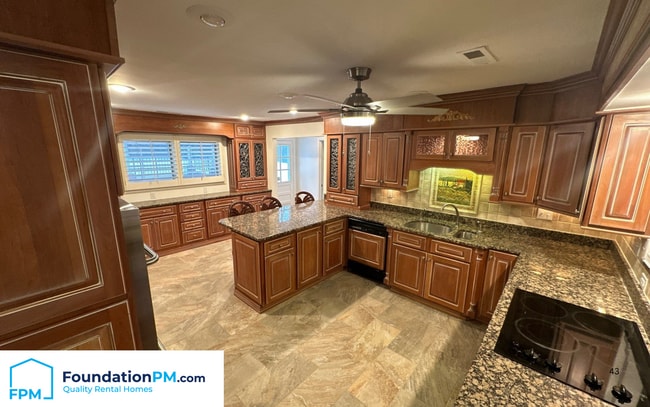 Building Photo - 7939 Dovie Ln