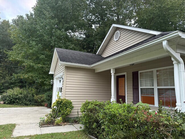 Building Photo - 2401 Westover Ln