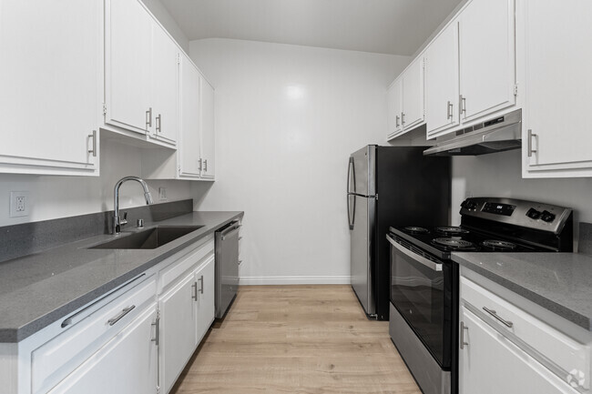 1BR, 1BA - 702SF - Kitchen - 333-437-441 W Queen Street