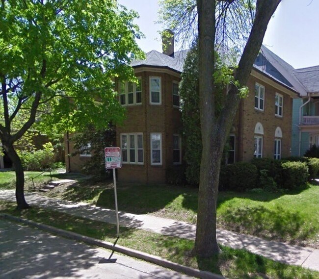 Foto del edificio - MKE East Side - 2974-76 N. Frederick Ave.