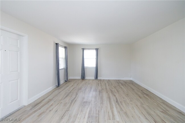 Building Photo - 2102 Alamanda Dr