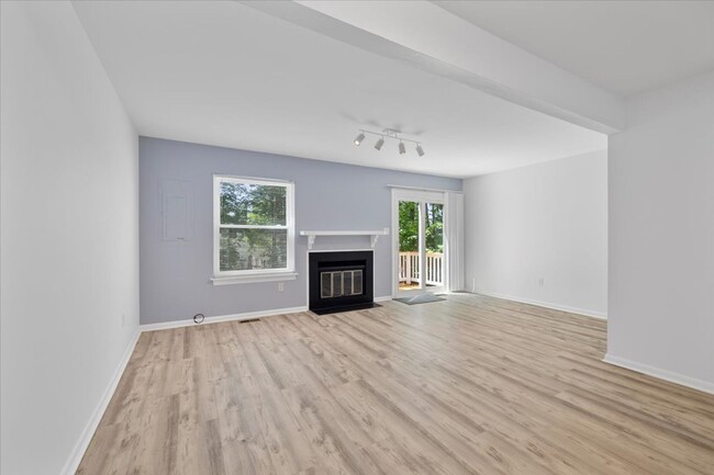 Building Photo - Charming 2 Bedroom/1 Bath Townhome in Henr...