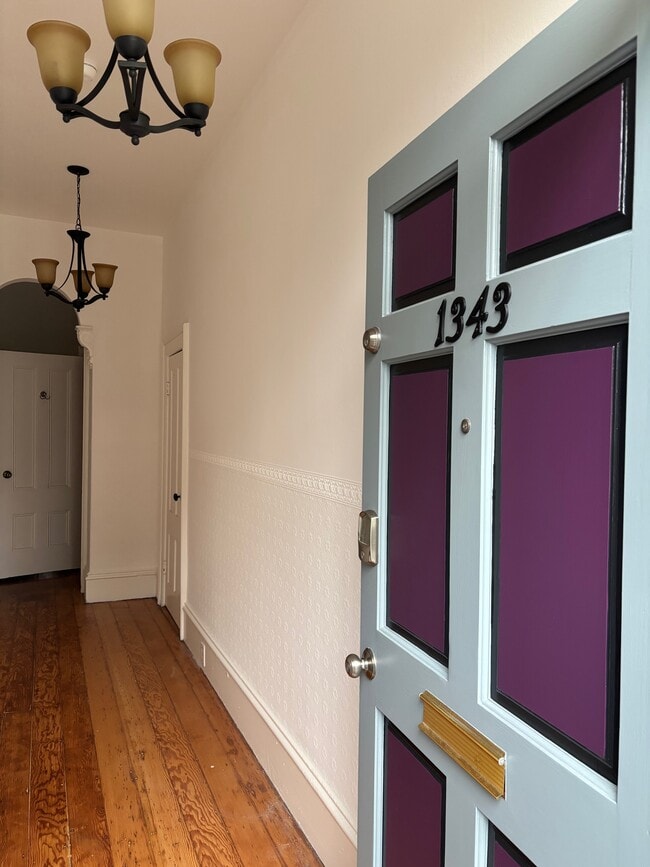 Entrance and entry hallway - 1343 Pierce St