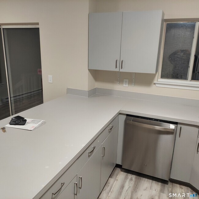 Building Photo - 925 Oronoke Rd