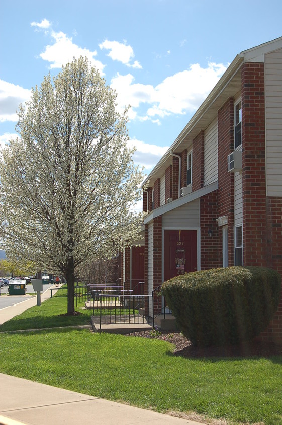 Primary Photo - Mayflower Crossing Apartments