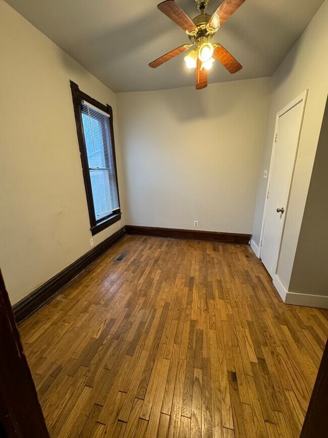 Building Photo - Beautiful 3 Bedroom Victorian!