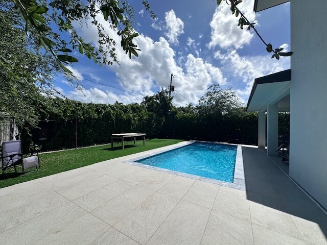 Foto del edificio - 6422 Coral Way