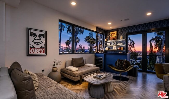 Building Photo - 137 N Doheny Dr