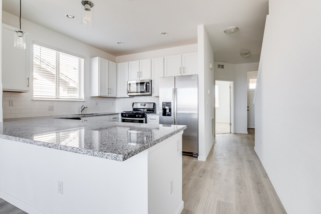 Foto principal - Peak at Painted Ridge Townhomes