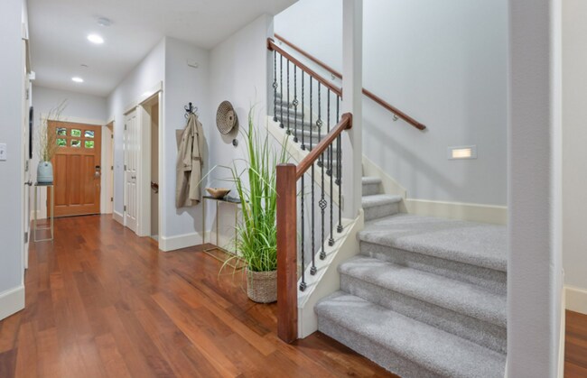 Foto del edificio - Spacious 5-Bedroom Retreat with Private Gr...