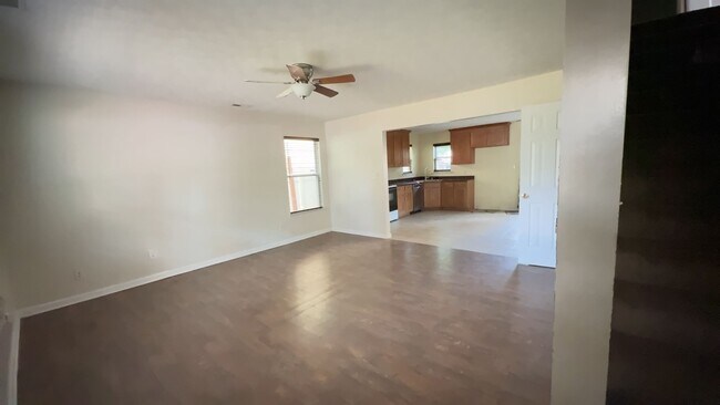 Foto del edificio - Spacious 3-Bedroom Home with Primary Suite!