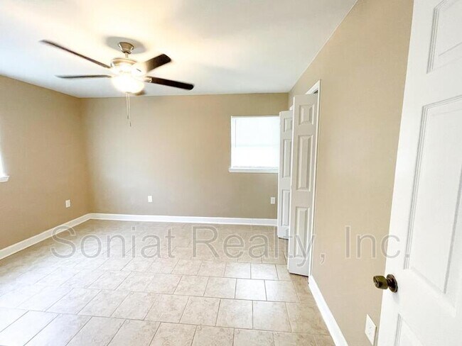 Building Photo - 4986 Kendall Dr