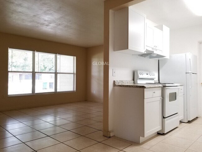 Building Photo - Charming 3-Bedroom Home with Spacious Back...