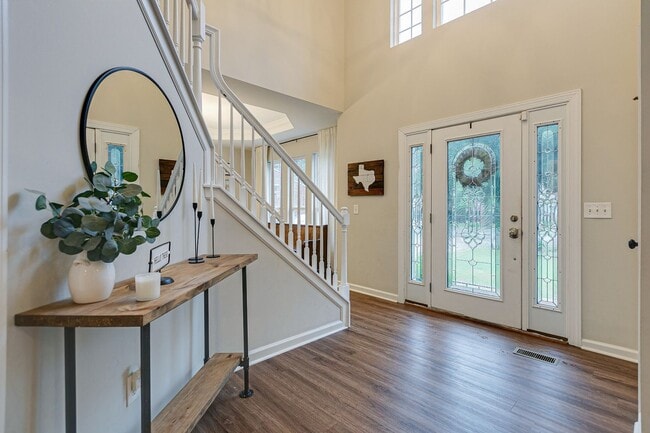 Building Photo - 4 bed, 2.5 bath w/ 2 Car Garage, Franklin School District