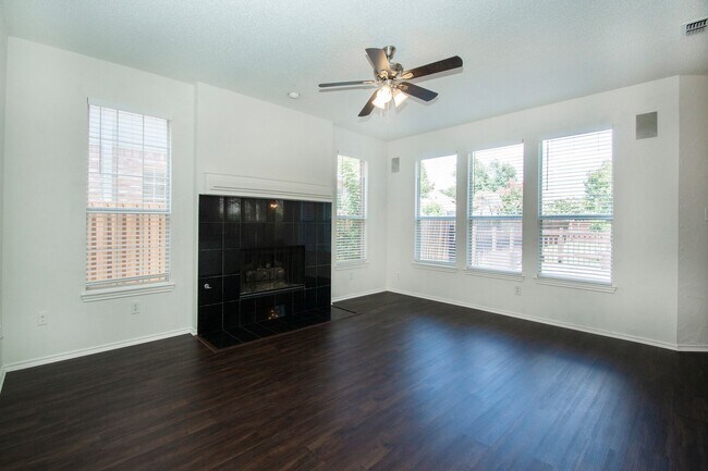 Foto del edificio - House for Lease in Plano