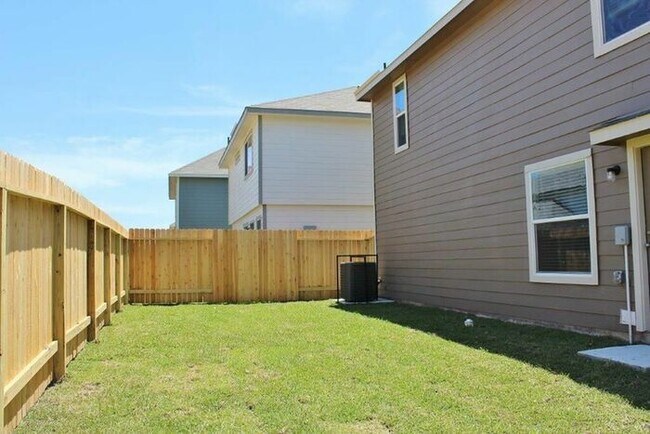 Foto del edificio - 5476 Quail Cove Ln