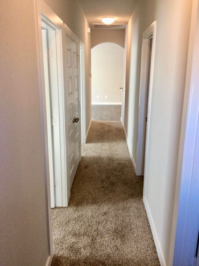 Foto del edificio - LUXURY TOWNHOME LOCATED IN PECAN PARK, BAS...