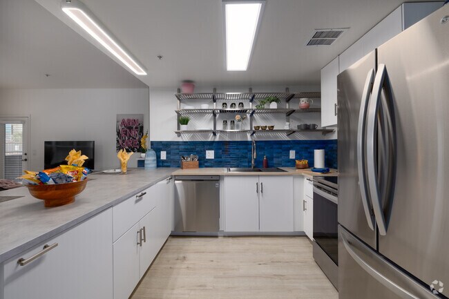 3 habitaciones, 3 baños - 1301 pies cuadrados - Cocina - Stone Avenue Standard-Students Only!