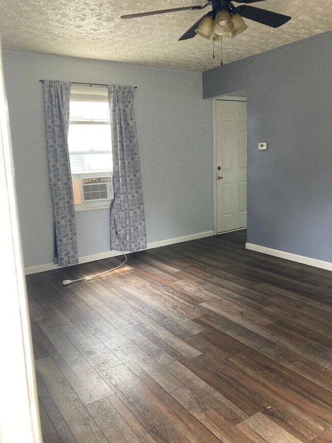 Foto del edificio - 2 bedroom with fenced in yard