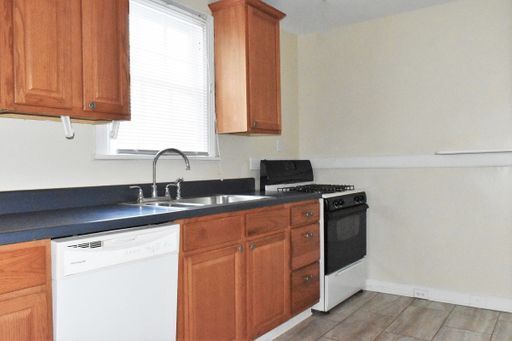 Foto del edificio - 2 BR 1 BA LAKESIDE AREA HOME