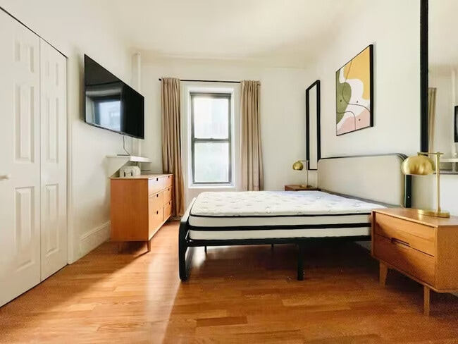 Building Photo - Furnished room/NOT APARTMENT