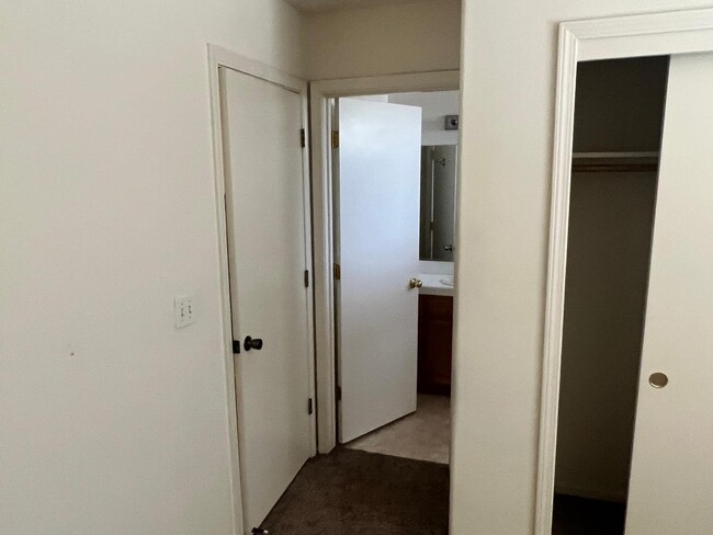 Foto del edificio - 1079 Cody Ln