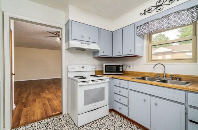Building Photo - 8017 Kiwi Ct