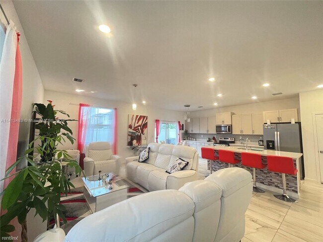 Foto del edificio - 3 br, 3 bath House - 1833 SE 8th Ter