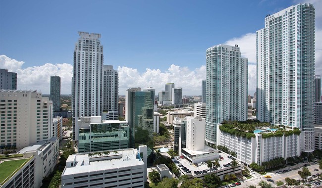 Cerca del distrito financiero de Miami - Yacht Club Apartments