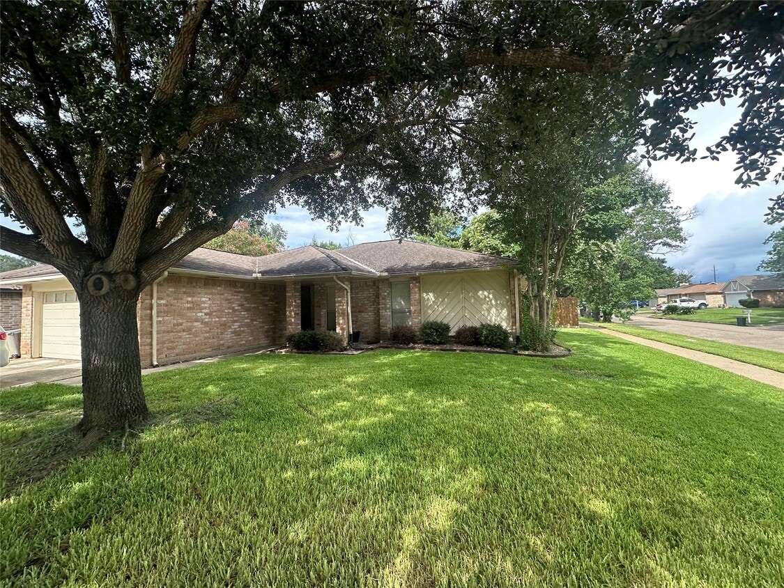 Building Photo - 22151 Pearl Lake Dr