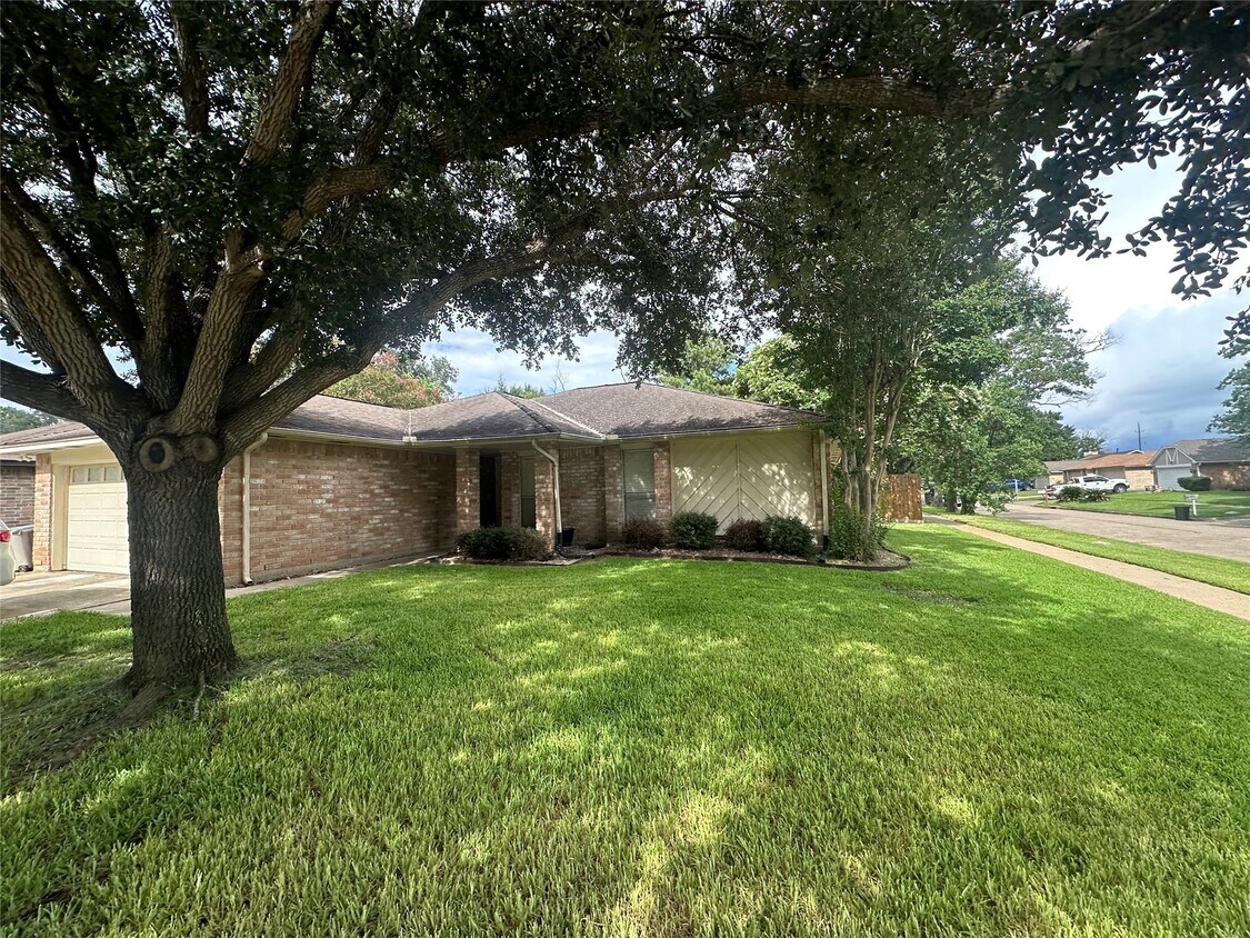 Foto del edificio - 22151 Pearl Lake Dr