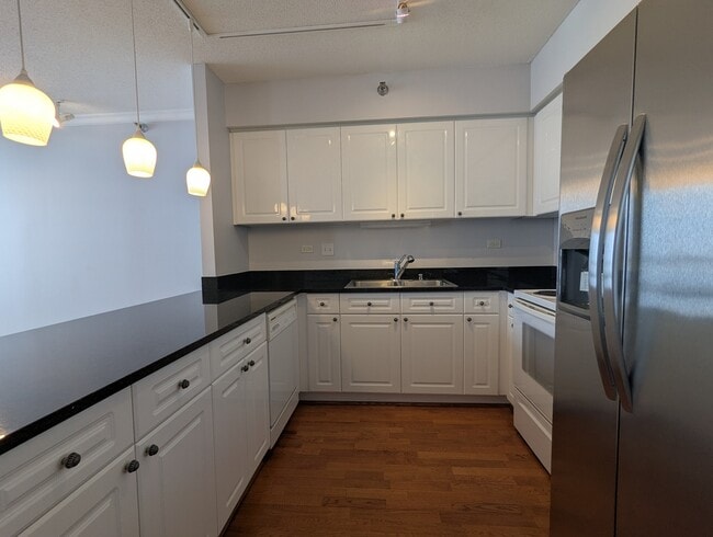 Building Photo - 512 N McClurg Ct