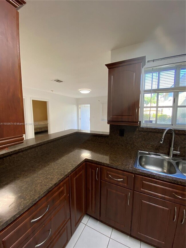 Foto del edificio - 6763 NW 182nd St