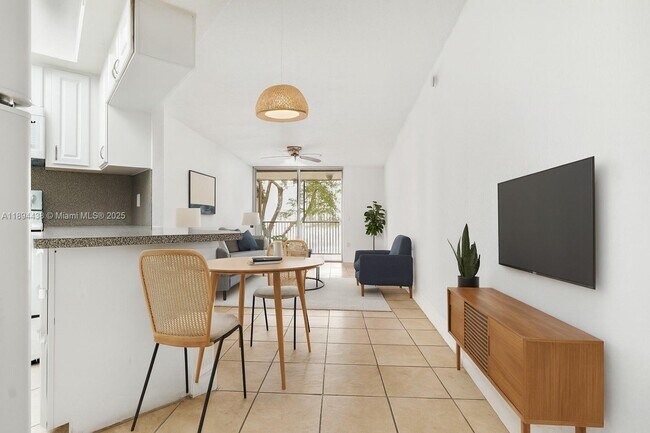 Foto del edificio - 8225 Lake Dr