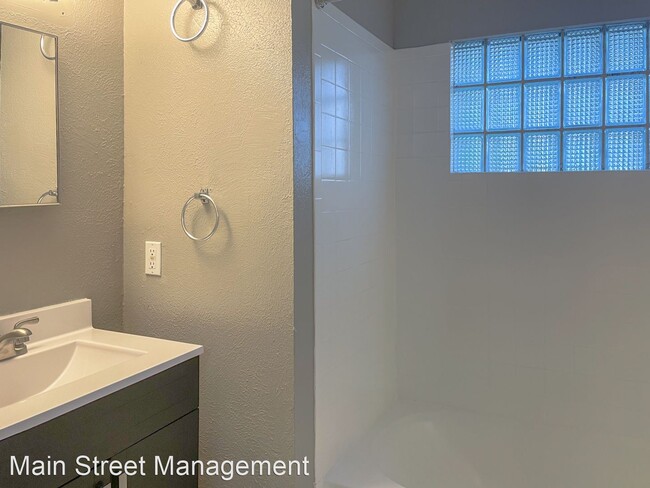 Building Photo - 4 br, 1 bath House - 320 North Ashland Avenue