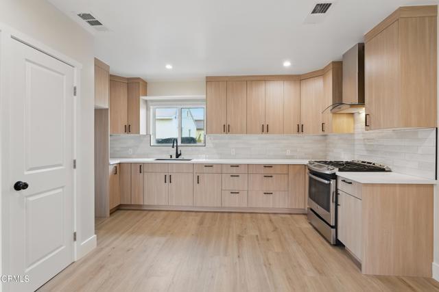 Foto del edificio - 6708 Riverton Ave