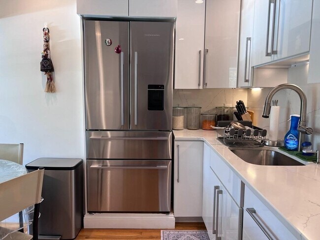 Foto del edificio - 98 E Border Rd