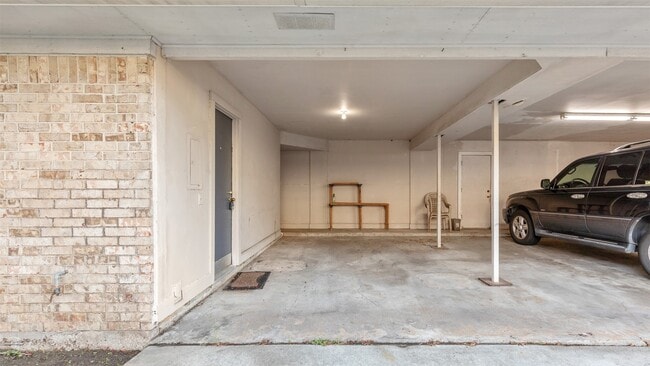 Building Photo - 10810 Sugar Hill Dr