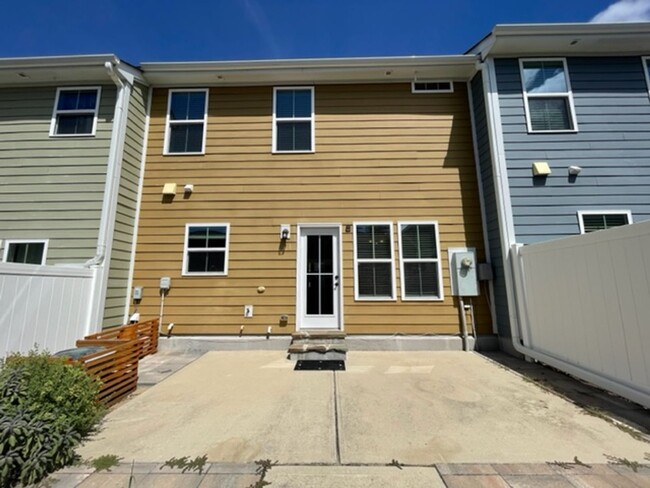 Building Photo - A gorgeous townhome available in Kitts Creek