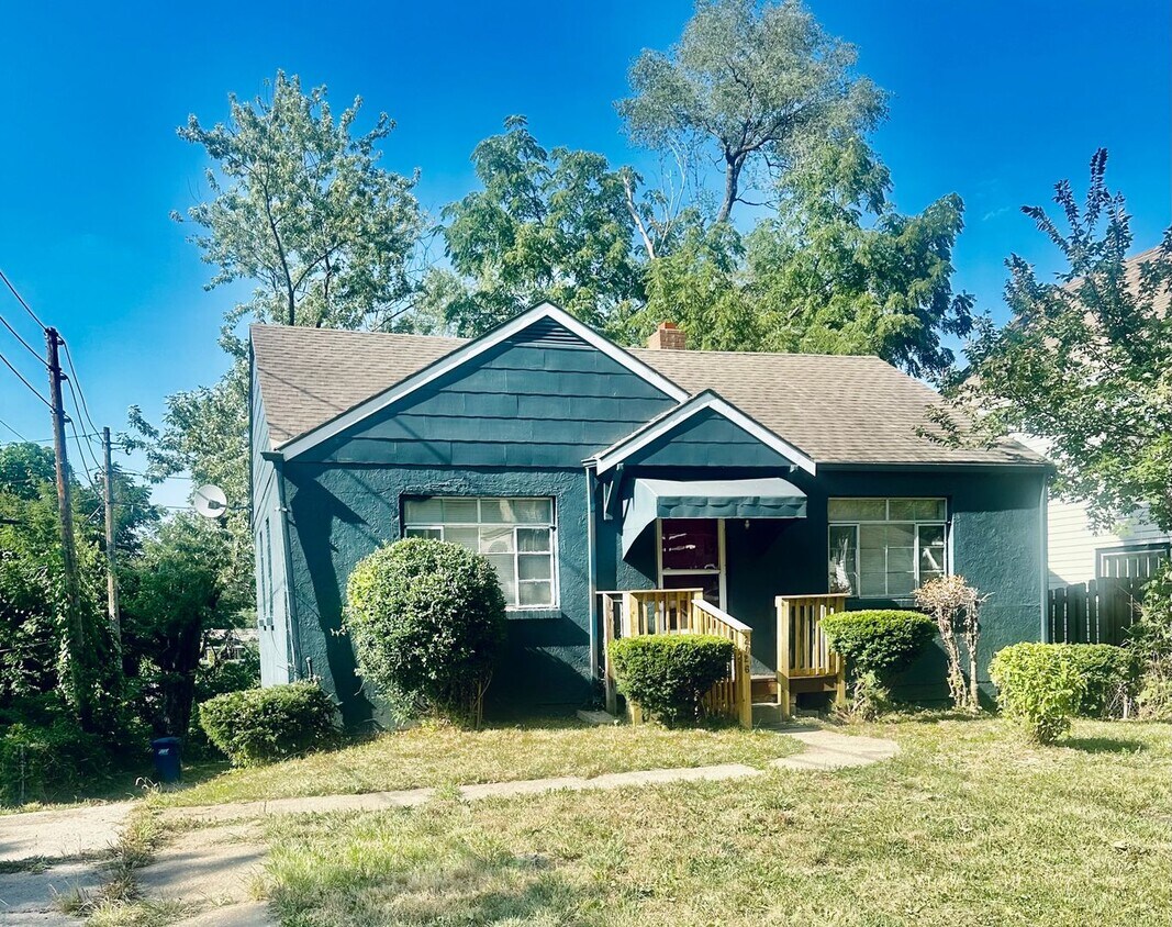 Primary Photo - South KC 2-Bedroom Home For Rent *** 1/2 O...